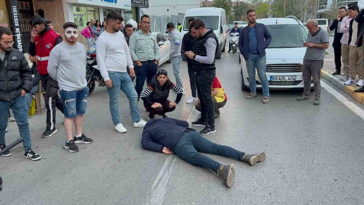 Motosikletle yayaya çarptı: 2 yaralı