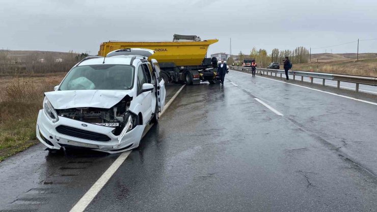 Kaza yapan kamyona çarpmamak için yavaşlayan araca, başka bir araç çarptı