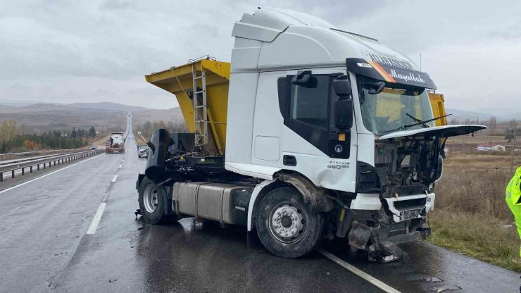 Kaza yapan kamyona çarpmamak için yavaşlayan araca, başka bir araç çarptı