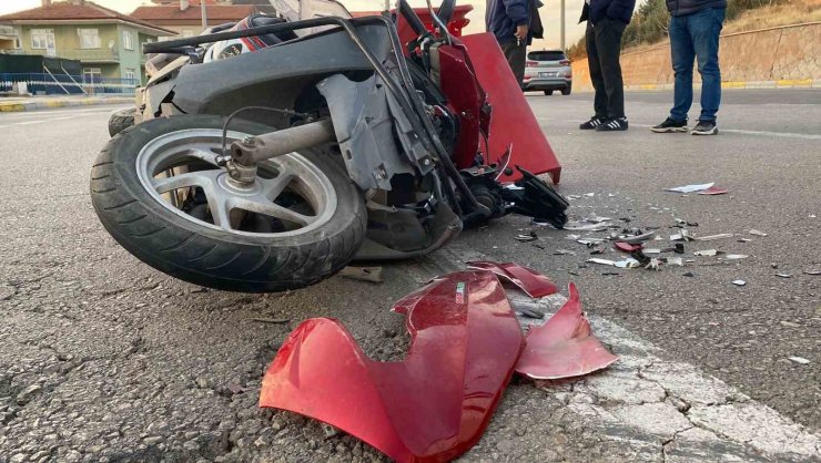 Motosiklet ile otomobil çarpıştı: 1 yaralı