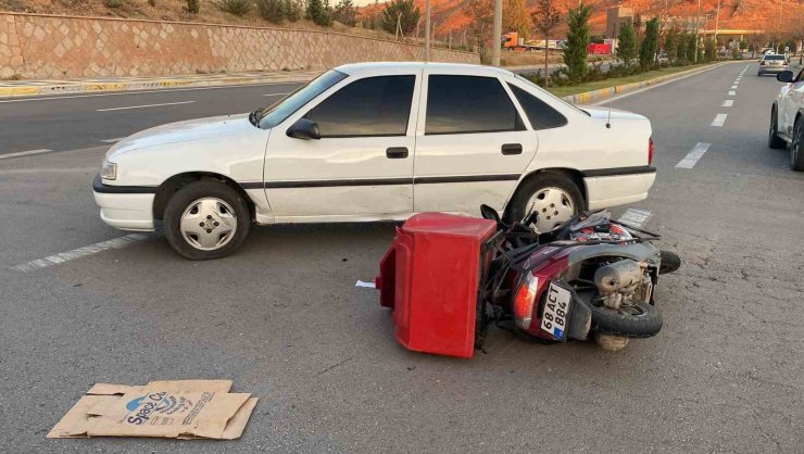 Motosiklet ile otomobil çarpıştı: 1 yaralı