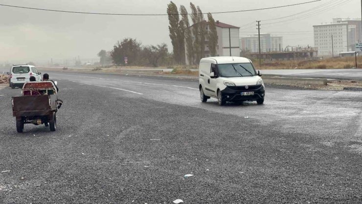 Aksaray’da rüzgar yağmurla birlikte etkisini artırdı