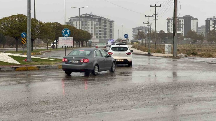 Aksaray’da rüzgar yağmurla birlikte etkisini artırdı