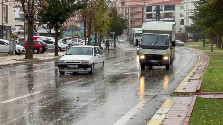 Aksaray’da rüzgar yağmurla birlikte etkisini artırdı