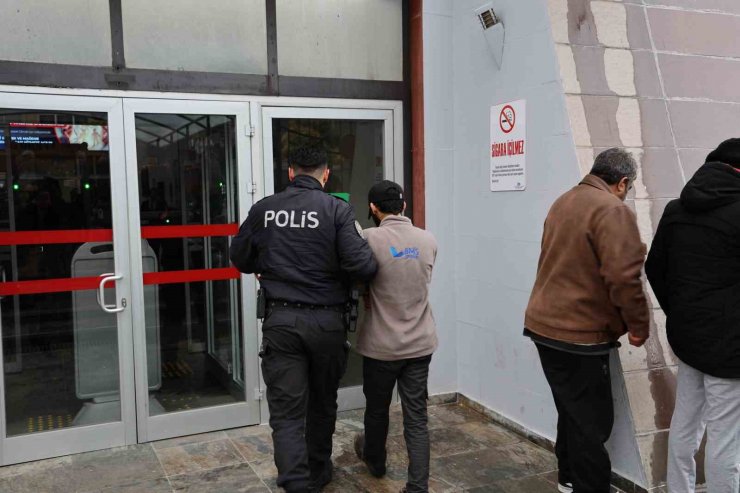 Park halindeki 18 aracın lastiğini bıçakla patlatan şahıs adliyeye sevk edildi