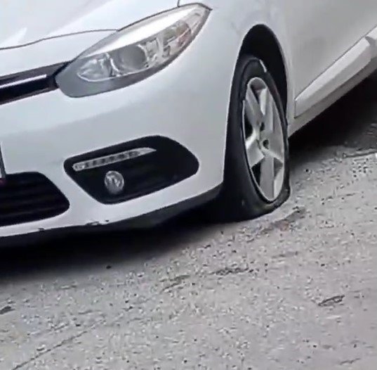 Park halindeki 18 aracın lastiğini bıçakla patlatan şahıs adliyeye sevk edildi