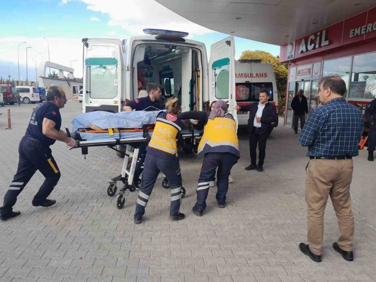 Konya’da Sosyal Hizmet Merkezi hizmet aracı kaza yaptı: 4 yaralı