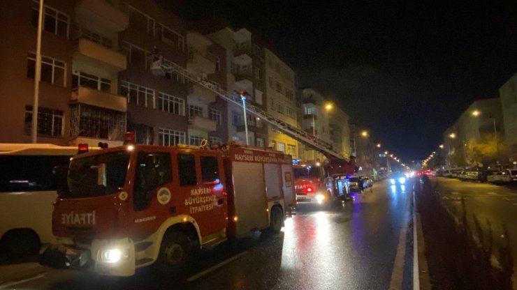 Apartmanın 3. katındaki yangın ekipler tarafından söndürüldü
