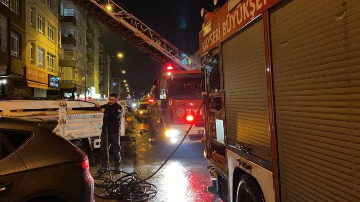 Apartmanın 3. katındaki yangın ekipler tarafından söndürüldü