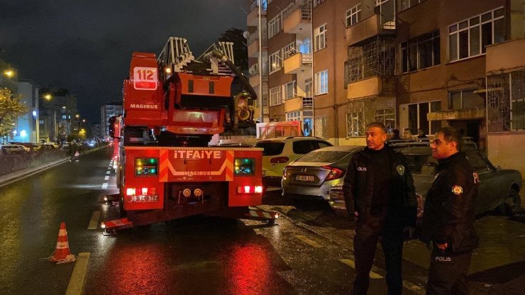 Apartmanın 3. katındaki yangın ekipler tarafından söndürüldü