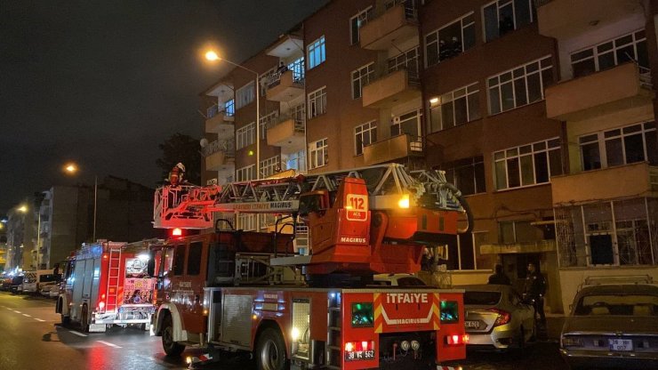 Apartmanın 3. katındaki yangın ekipler tarafından söndürüldü