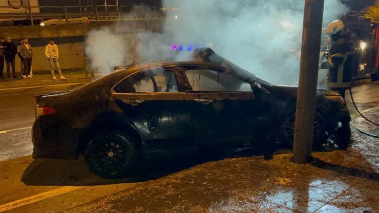 Kaldırıma çarpan otomobil alev aldı, sürücü olay yerinden kaçtı
