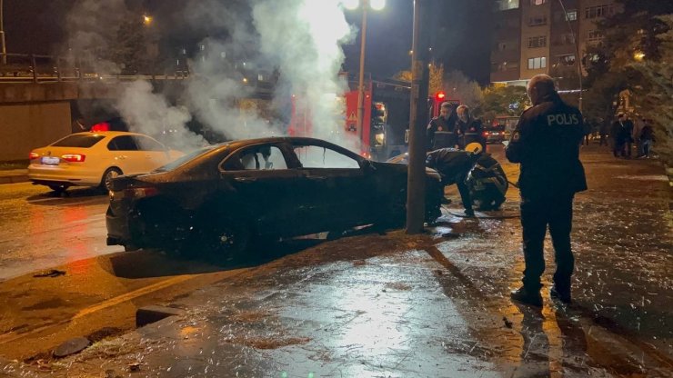 Kaldırıma çarpan otomobil alev aldı, sürücü olay yerinden kaçtı