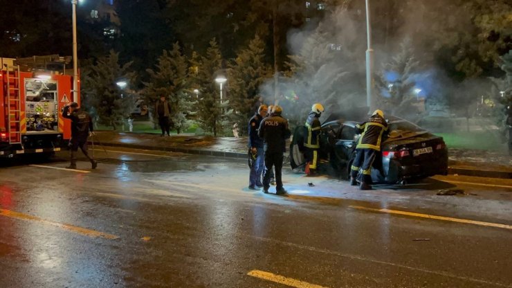 Kaldırıma çarpan otomobil alev aldı, sürücü olay yerinden kaçtı