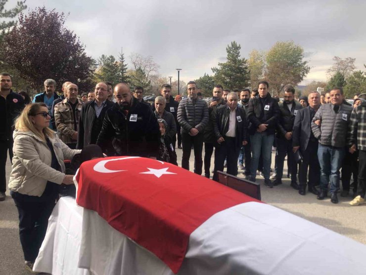 Meslektaşının evinde ölü bulunan hemşire, son yolculuğuna uğurlandı