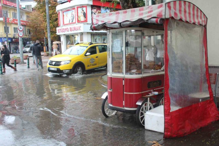 Su içinde kalan engelli vatandaşa ait simit arabasını kurtarmak için yardıma koştular