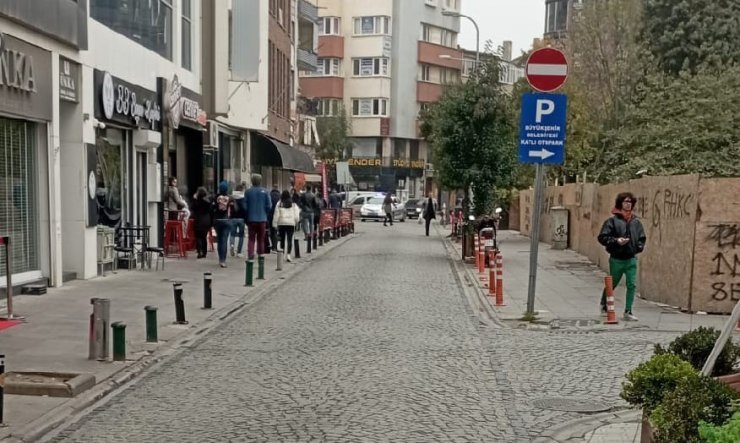 Kaldırıma park eden 8 araca ceza yazıldı