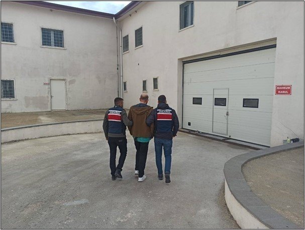 Kesinleşmiş hapis cezası bulunan 2 firari şahıs jandarma ekiplerince yakalandı