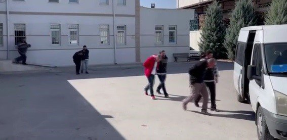 Konya’da uyuşturucu tacirlerine operasyon: 9 gözaltı