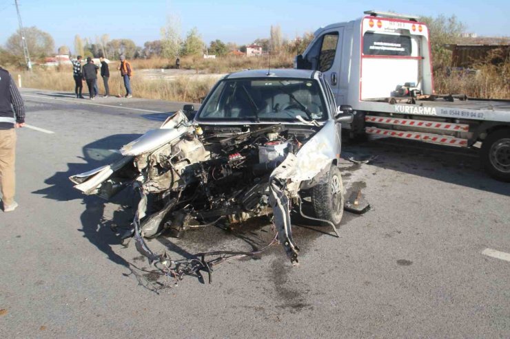 Kontrolden çıkan otomobil karşı şeritteki otomobille çarpıştı
