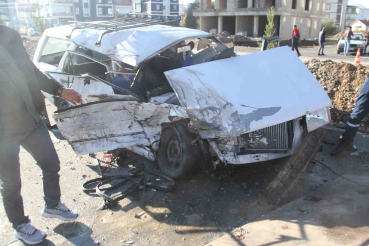 Kontrolden çıkan otomobil karşı şeritteki otomobille çarpıştı