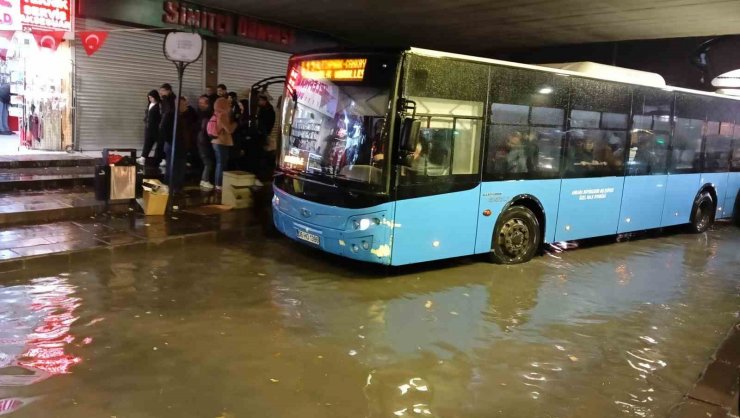 Ankara’da sağanak etkili oldu, yolları su bastı