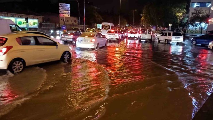Ankara’da sağanak etkili oldu, yolları su bastı