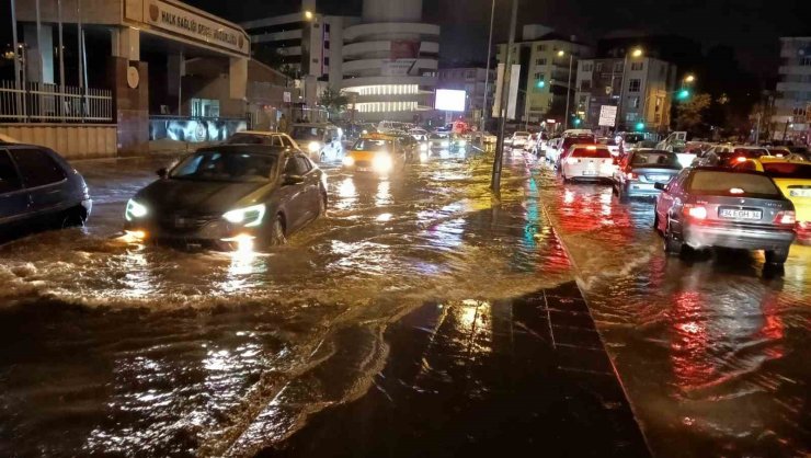 Ankara’da sağanak etkili oldu, yolları su bastı