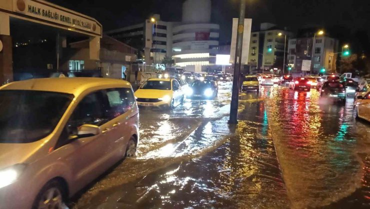 Ankara’da sağanak etkili oldu, yolları su bastı