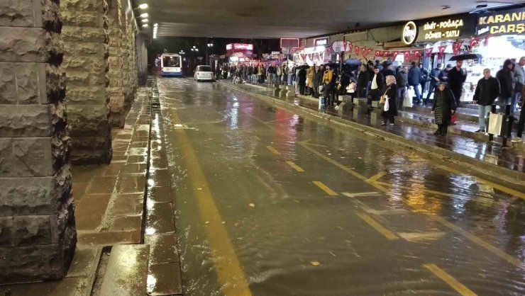 Ankara’da sağanak etkili oldu, yolları su bastı