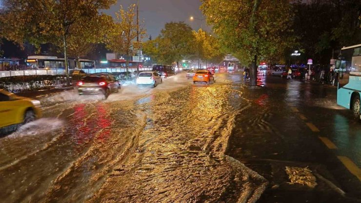 Ankara’da sağanak etkili oldu, yolları su bastı