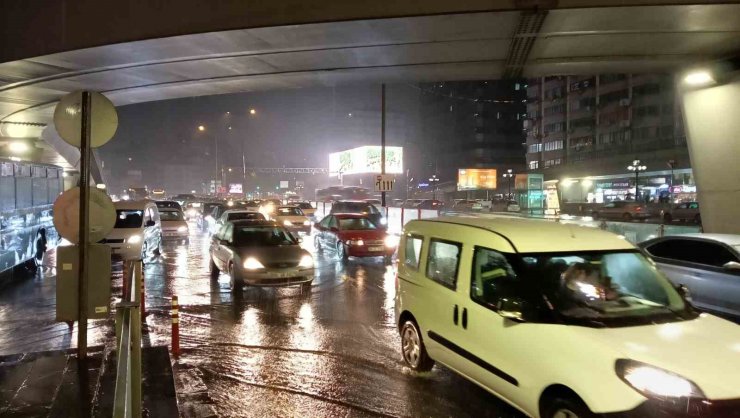 Ankara’da sağanak yağış başladı