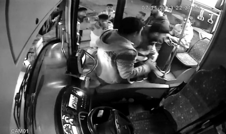 Darp edilen genci otobüsüne alarak kurtardı