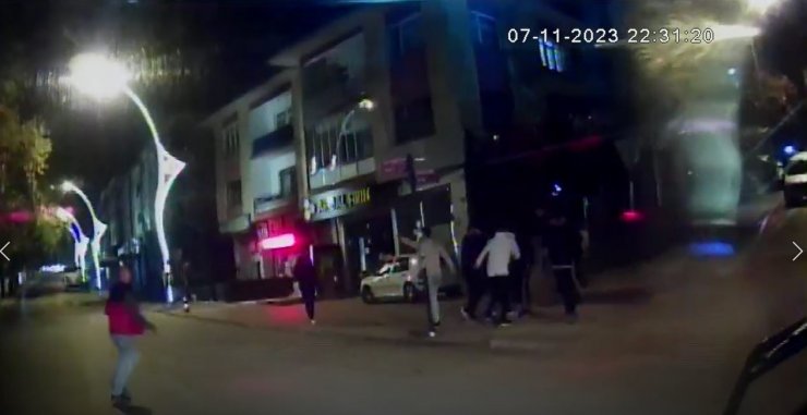 Darp edilen genci otobüsüne alarak kurtardı