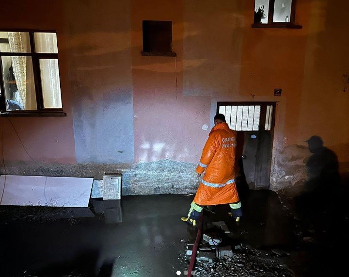 Çankırı’da sağanak yağış ve fırtına hayatı olumsuz etkiledi