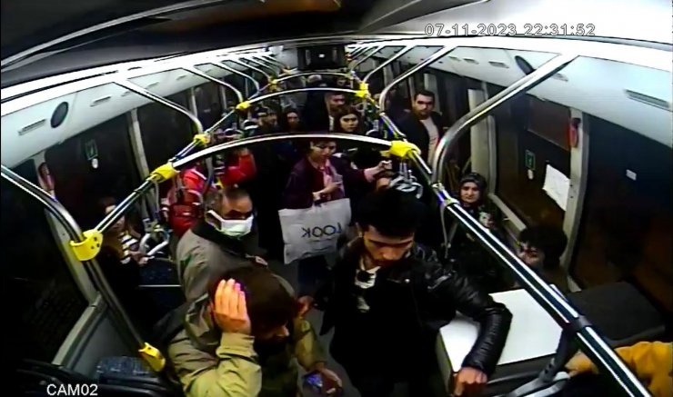 Darp edilen genci otobüsüne alarak kurtardı