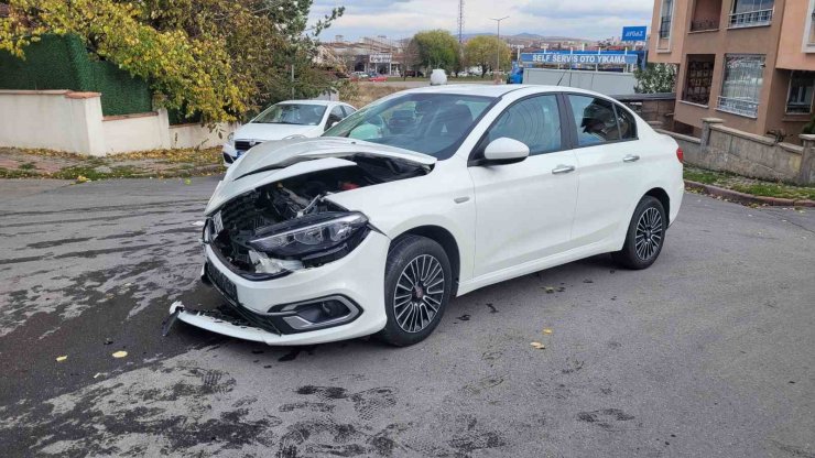 Arabasını yıkadı, ardından kaza yaptı: 3 yaralı