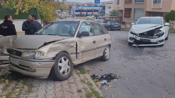 Arabasını yıkadı, ardından kaza yaptı: 3 yaralı