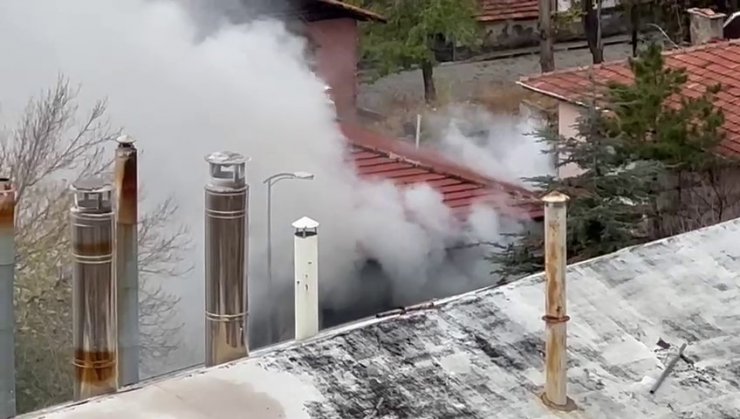 Çankırı’da iki katlı ev yandı