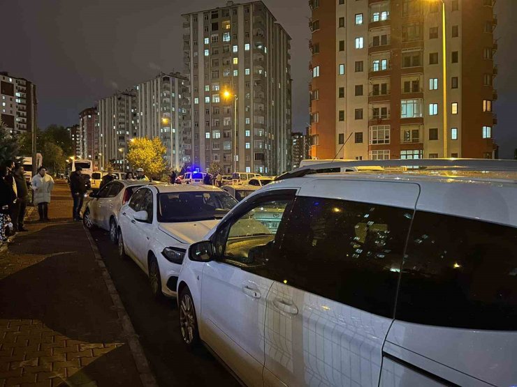 Kazaya karışan otomobil park halindeki 3 otomobile çarptı