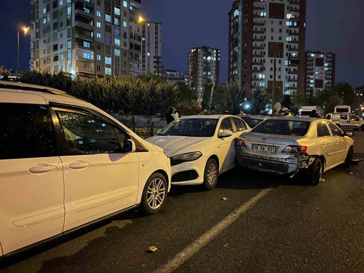 Kazaya karışan otomobil park halindeki 3 otomobile çarptı