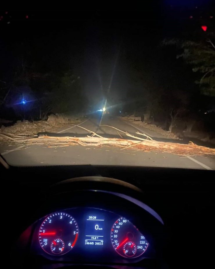 Niğde’de etkili olan kuvvetli rüzgar hayatı olumsuz etkiledi
