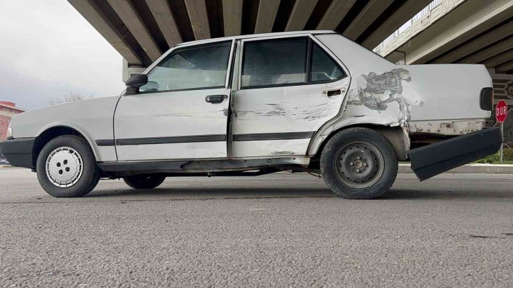 Kırmızı ışık ihlali yapan tır otomobile çarptı: 2 yaralı