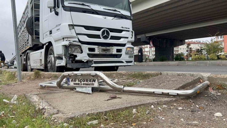 Kırmızı ışık ihlali yapan tır otomobile çarptı: 2 yaralı