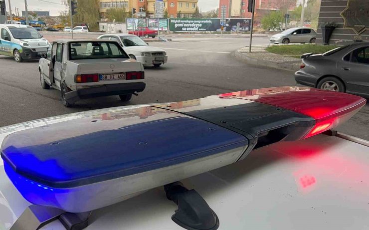 Kırmızı ışık ihlali yapan tır otomobile çarptı: 2 yaralı