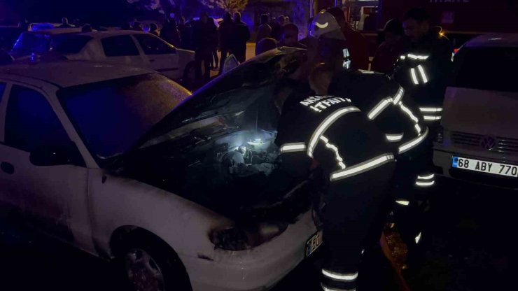 Aksaray’da park halindeki otomobil alev alev yandı