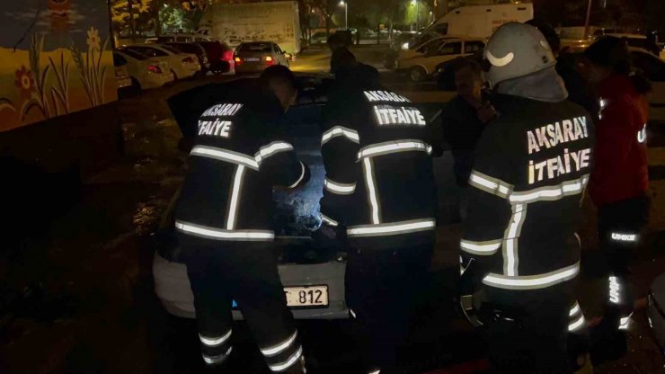 Aksaray’da park halindeki otomobil alev alev yandı