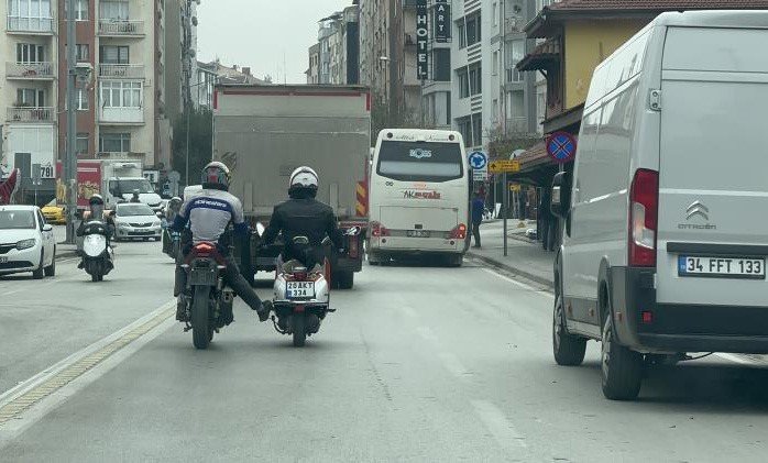 Bozulan motosikleti ayağıyla ittirerek götürdü