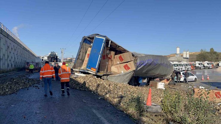 Köprüden aşağı uçan tırların sürücüleri ağır yaralandı