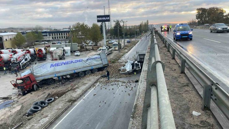 Köprüden aşağı uçan tırların sürücüleri ağır yaralandı